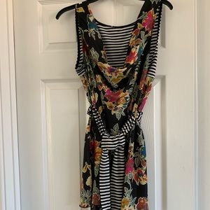 Beautiful summer top with contrasting detail.